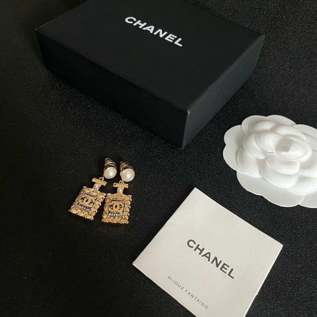  Chanel香奈儿 中古 双C耳钉👀小香家的款式真心无需多介绍😘🎶每一款都超好看，精致大方，非常显气质