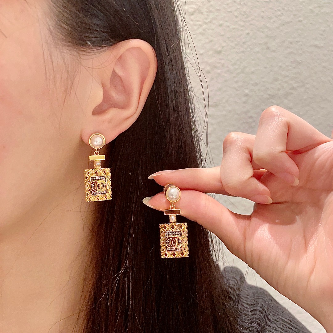 Chanel香奈儿 中古 双C耳钉👀小香家的款式真心无需多介绍😘🎶每一款都超好看，精致大方，非常显气质