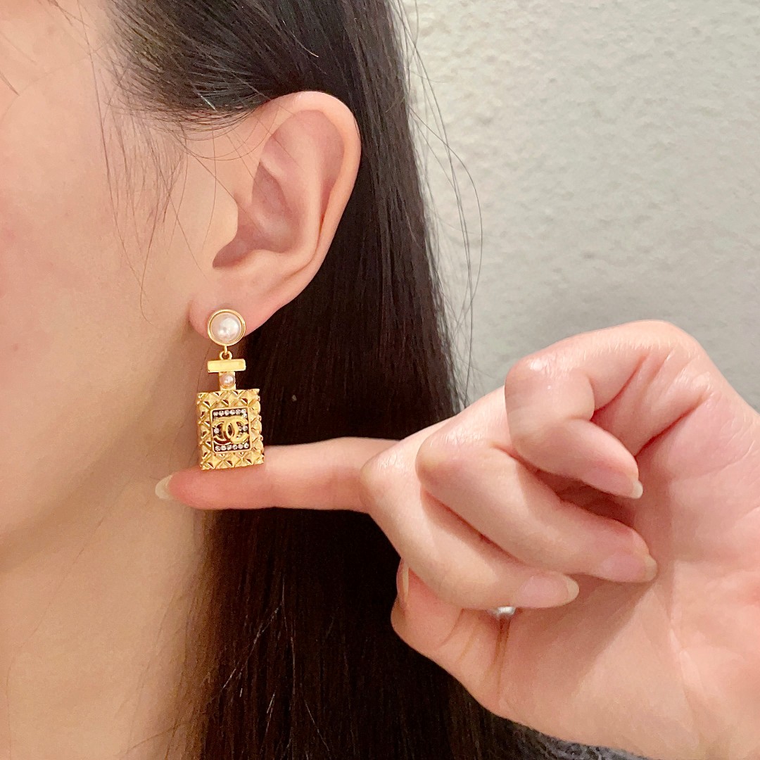  Chanel香奈儿 中古 双C耳钉👀小香家的款式真心无需多介绍😘🎶每一款都超好看，精致大方，非常显气质