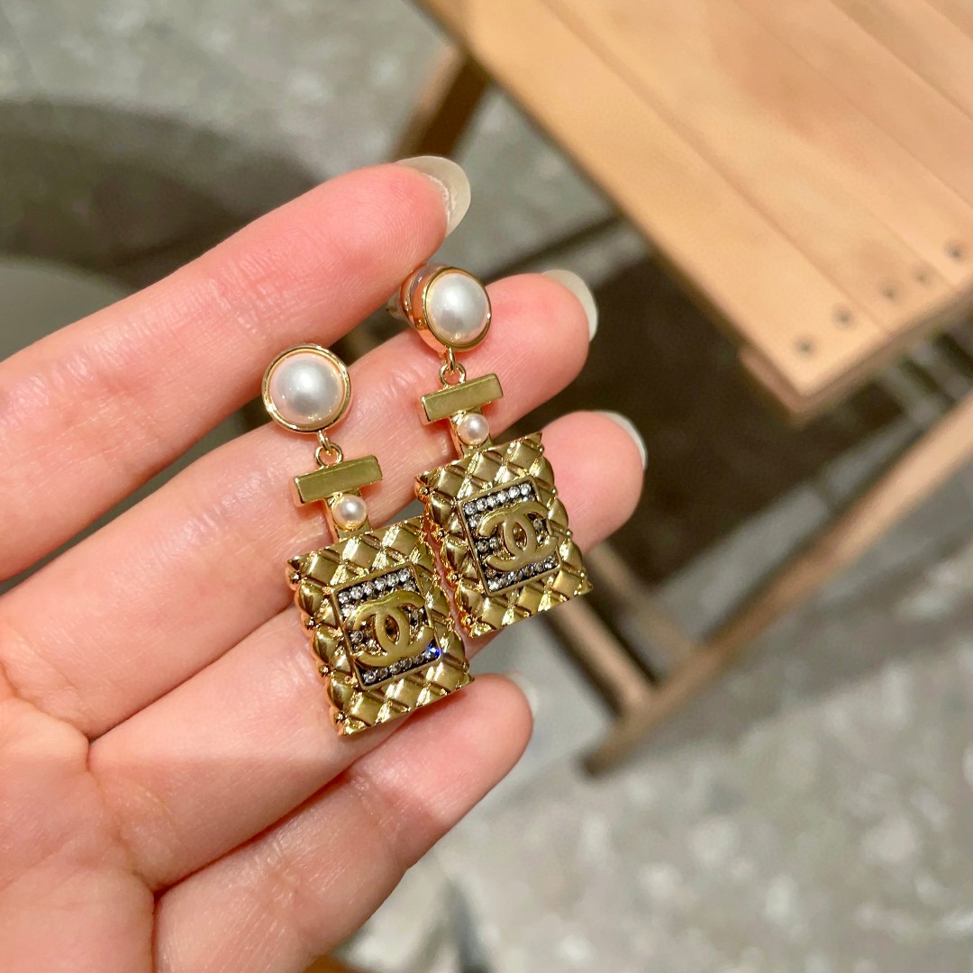  Chanel香奈儿 中古 双C耳钉👀小香家的款式真心无需多介绍😘🎶每一款都超好看，精致大方，非常显气质