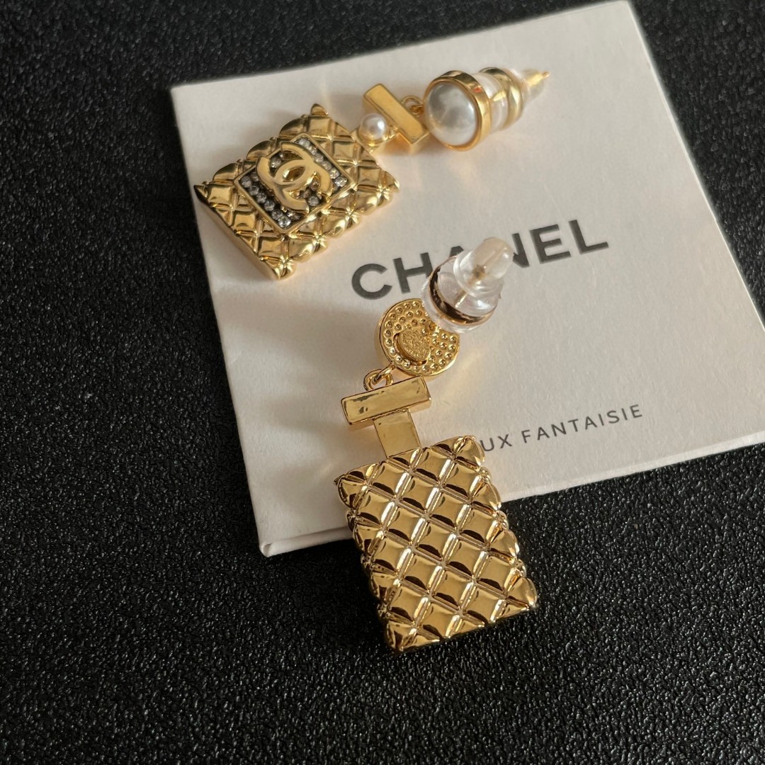  Chanel香奈儿 中古 双C耳钉👀小香家的款式真心无需多介绍😘🎶每一款都超好看，精致大方，非常显气质