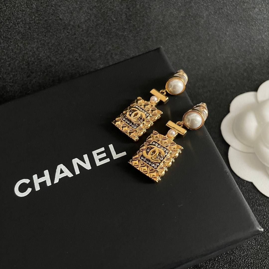  Chanel香奈儿 中古 双C耳钉👀小香家的款式真心无需多介绍😘🎶每一款都超好看，精致大方，非常显气质