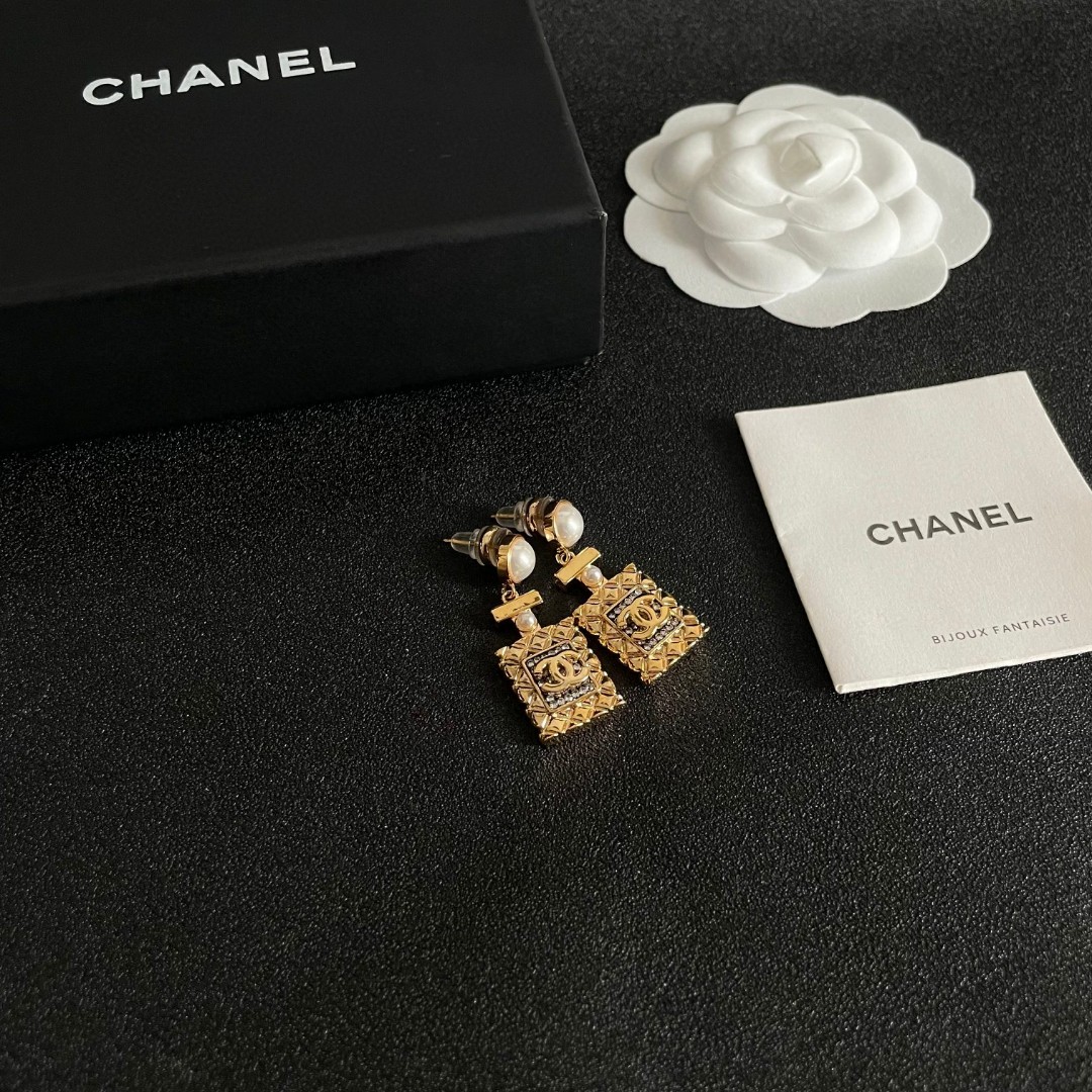  Chanel香奈儿 中古 双C耳钉👀小香家的款式真心无需多介绍😘🎶每一款都超好看，精致大方，非常显气质