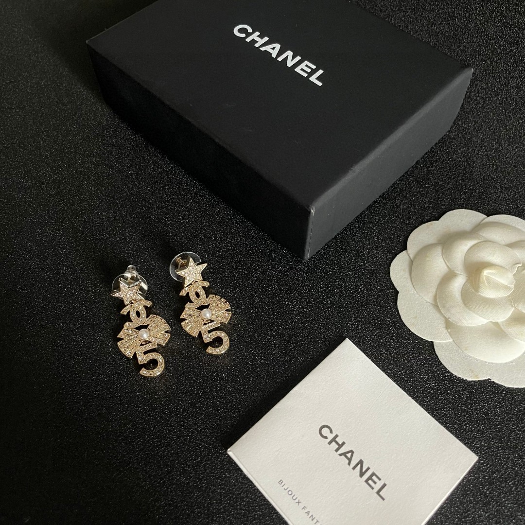  Chanel香奈儿 中古 耳钉👀小香家的款式真心无需多介绍😘🎶每一款都超好看，精致大方，非常显气质