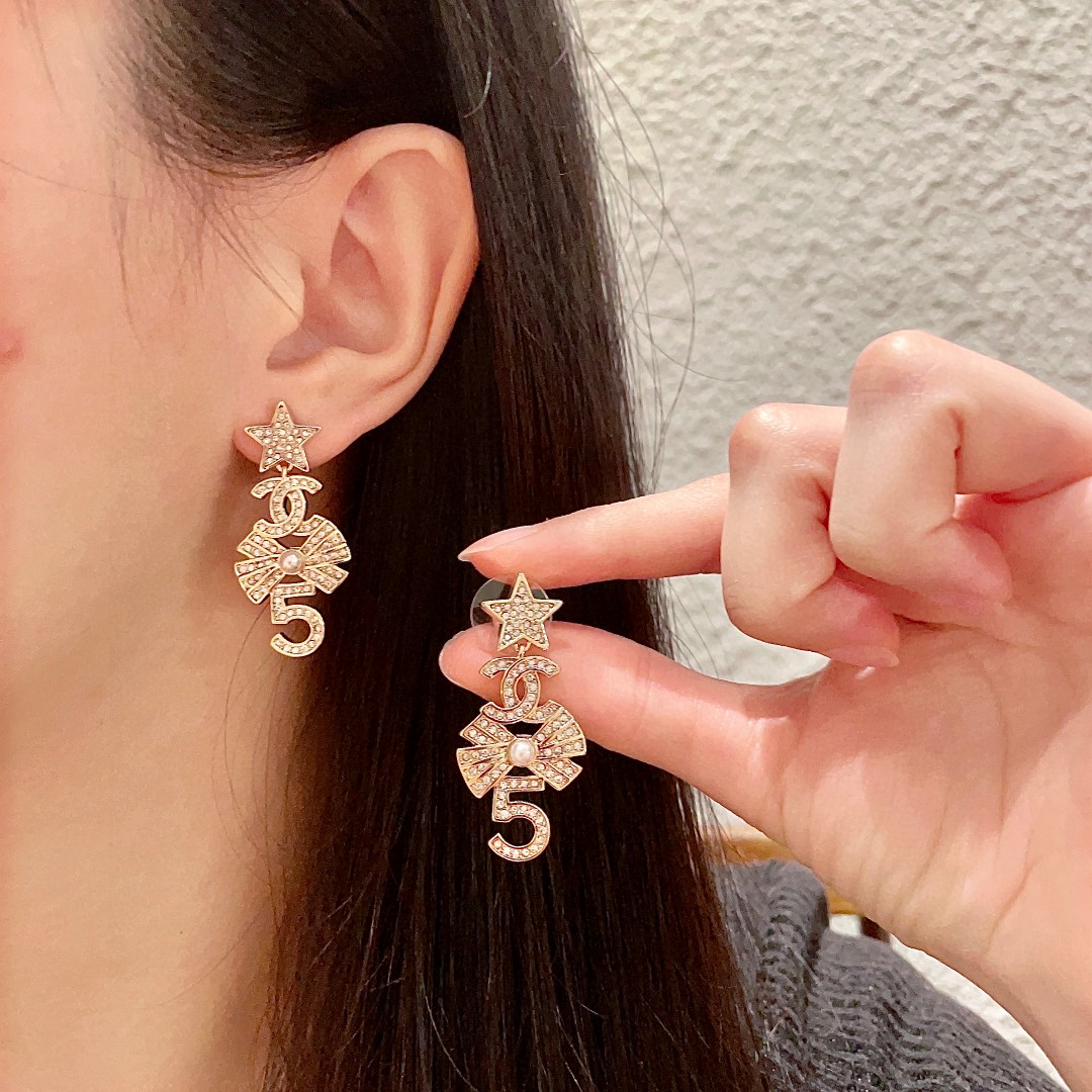  Chanel香奈儿 中古 耳钉👀小香家的款式真心无需多介绍😘🎶每一款都超好看，精致大方，非常显气质