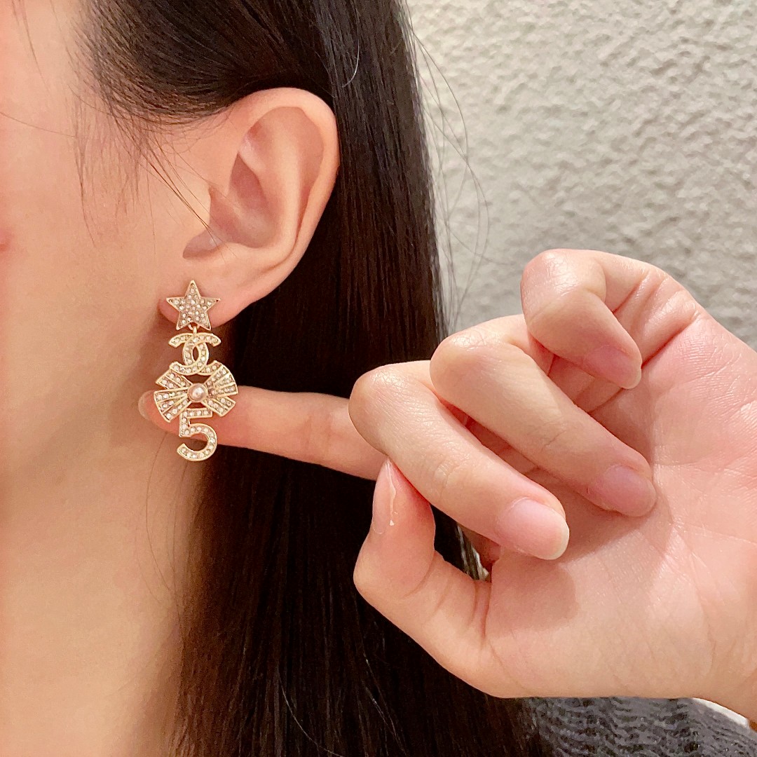 Chanel香奈儿 中古 耳钉👀小香家的款式真心无需多介绍😘🎶每一款都超好看，精致大方，非常显气质