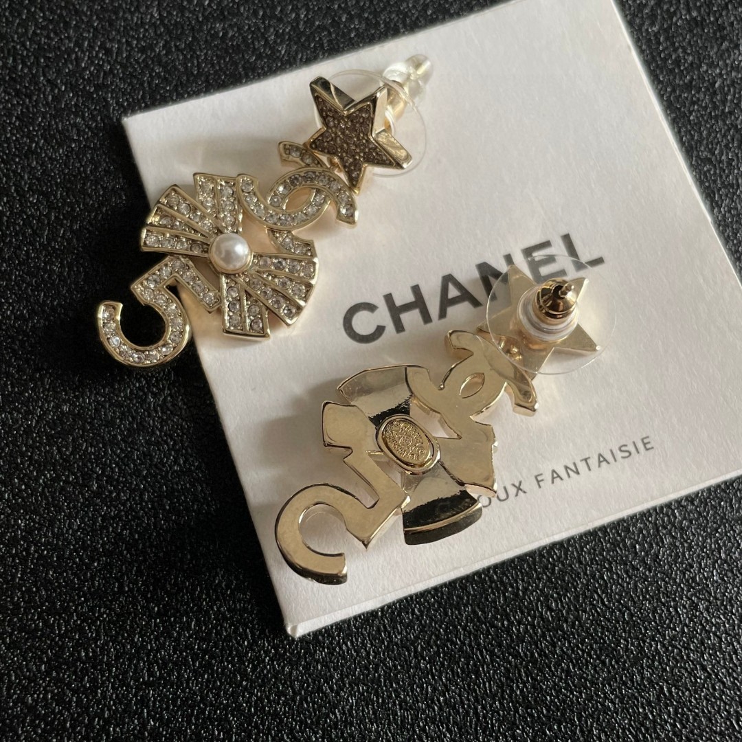  Chanel香奈儿 中古 耳钉👀小香家的款式真心无需多介绍😘🎶每一款都超好看，精致大方，非常显气质