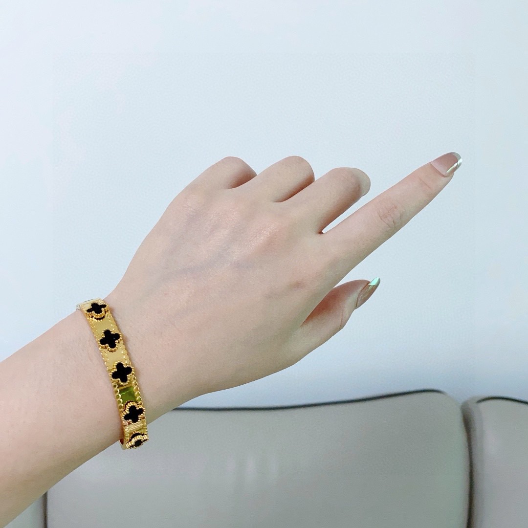 Bracciale Van Cleef Arpels Alhambra in oro giallo con onice nero e motivi di trifoglio di madreperla bianca 17 cm