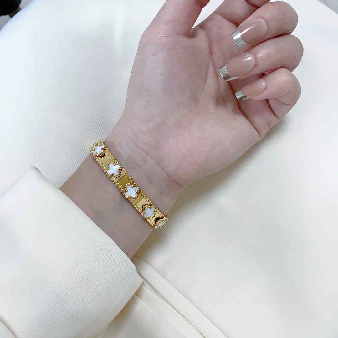 Van Cleef Arpels Alhambra bracelet yellow gold with black onyx and white mother-of-pearl clover motifs 17cm