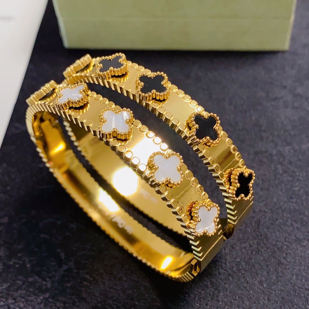 Van Cleef Arpels Alhambra bracelet yellow gold with black onyx and white mother-of-pearl clover motifs 17cm