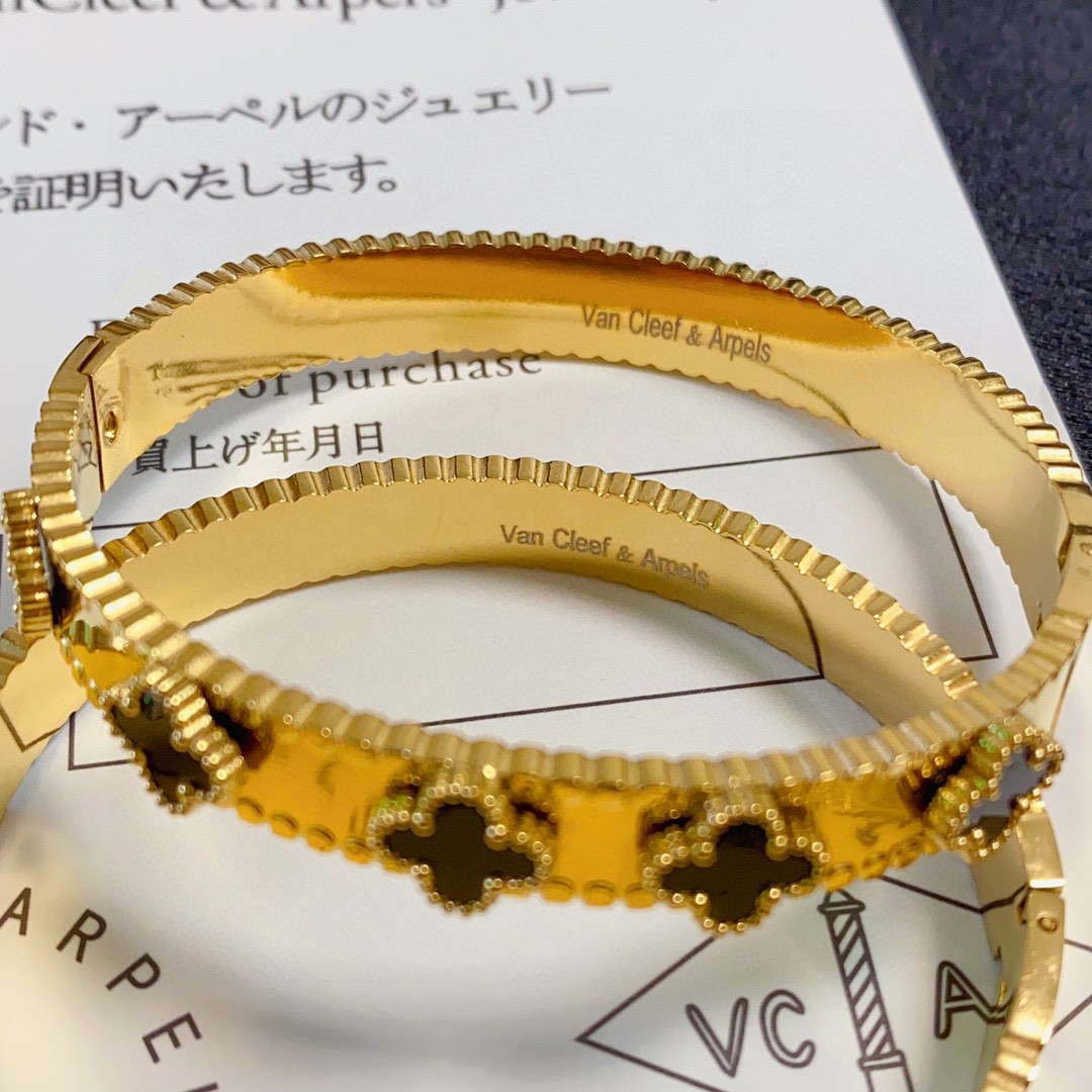 Van Cleef Arpels Alhambra bracelet yellow gold with black onyx and white mother-of-pearl clover motifs 17cm