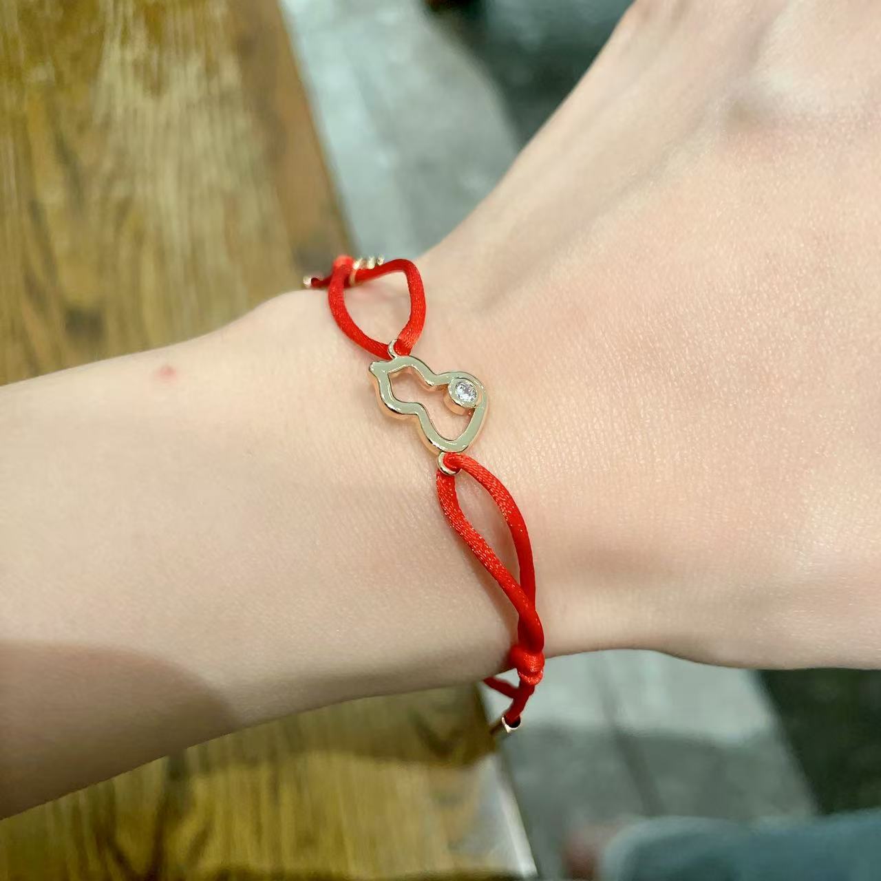 👑麒麟迷你葫芦手链，高颜值 上身效果很赞 很百搭哦 镀厚金 真金质感一流的 八心八箭高碳钻 小而精致 戴