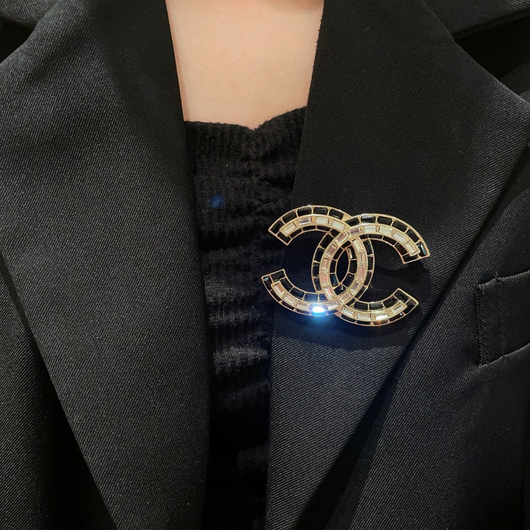 CHANEL🇫🇷小香 专柜新款同步上新香奈儿胸针，是最懂女人的饰物。那些倾注了全部心血去做自己的女人，往