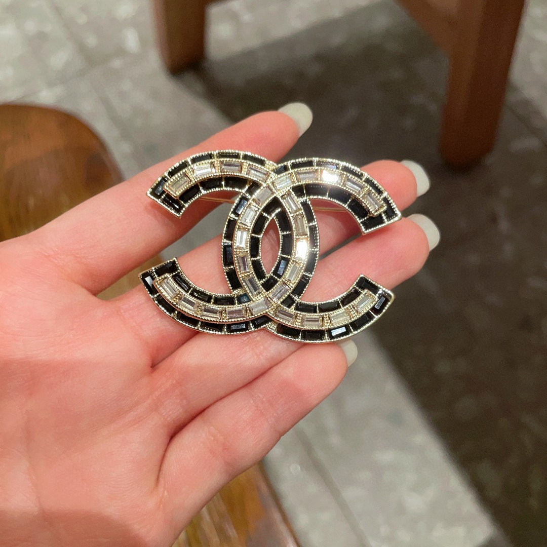 CHANEL🇫🇷小香 专柜新款同步上新香奈儿胸针，是最懂女人的饰物。那些倾注了全部心血去做自己的女人，往