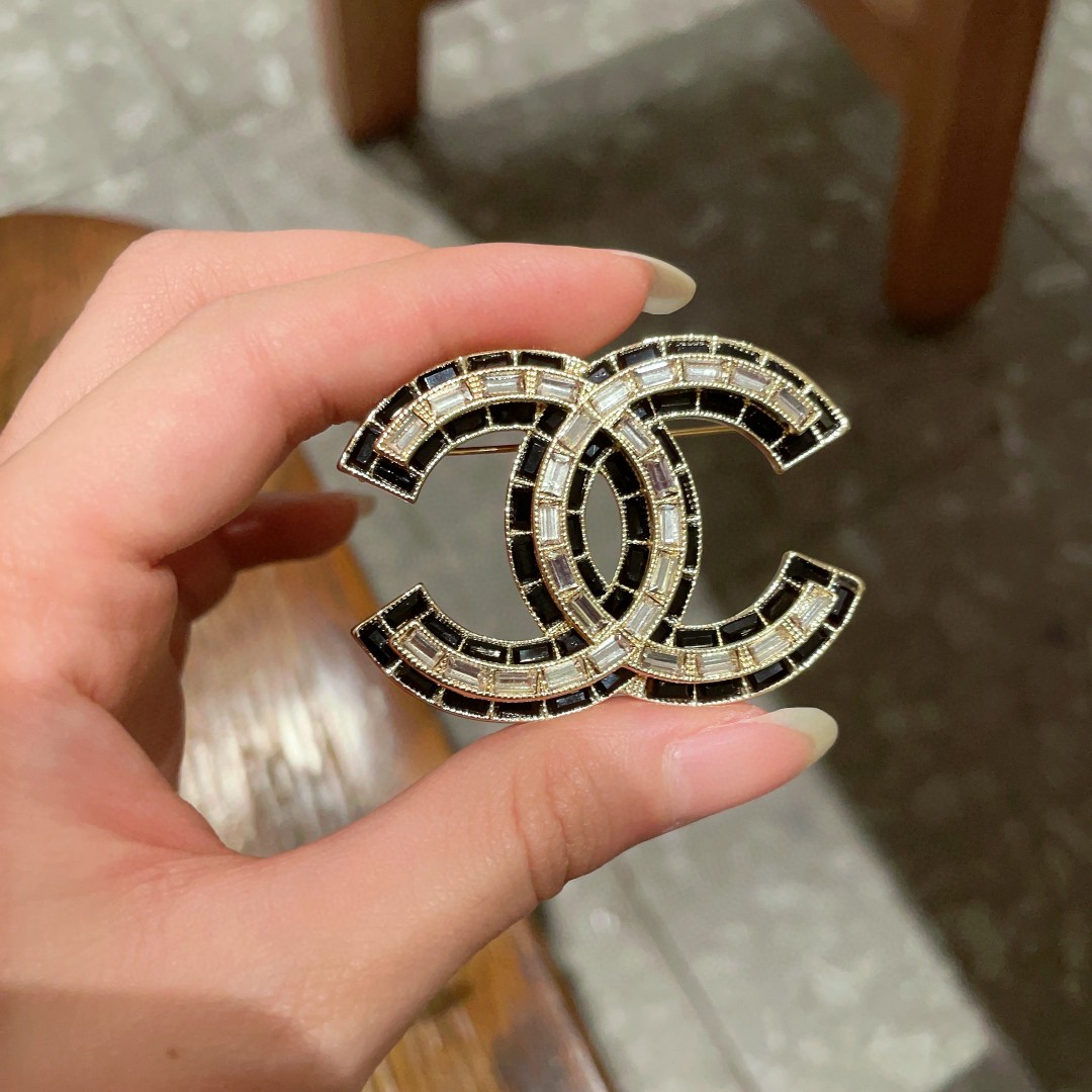 CHANEL🇫🇷小香 专柜新款同步上新香奈儿胸针，是最懂女人的饰物。那些倾注了全部心血去做自己的女人，往