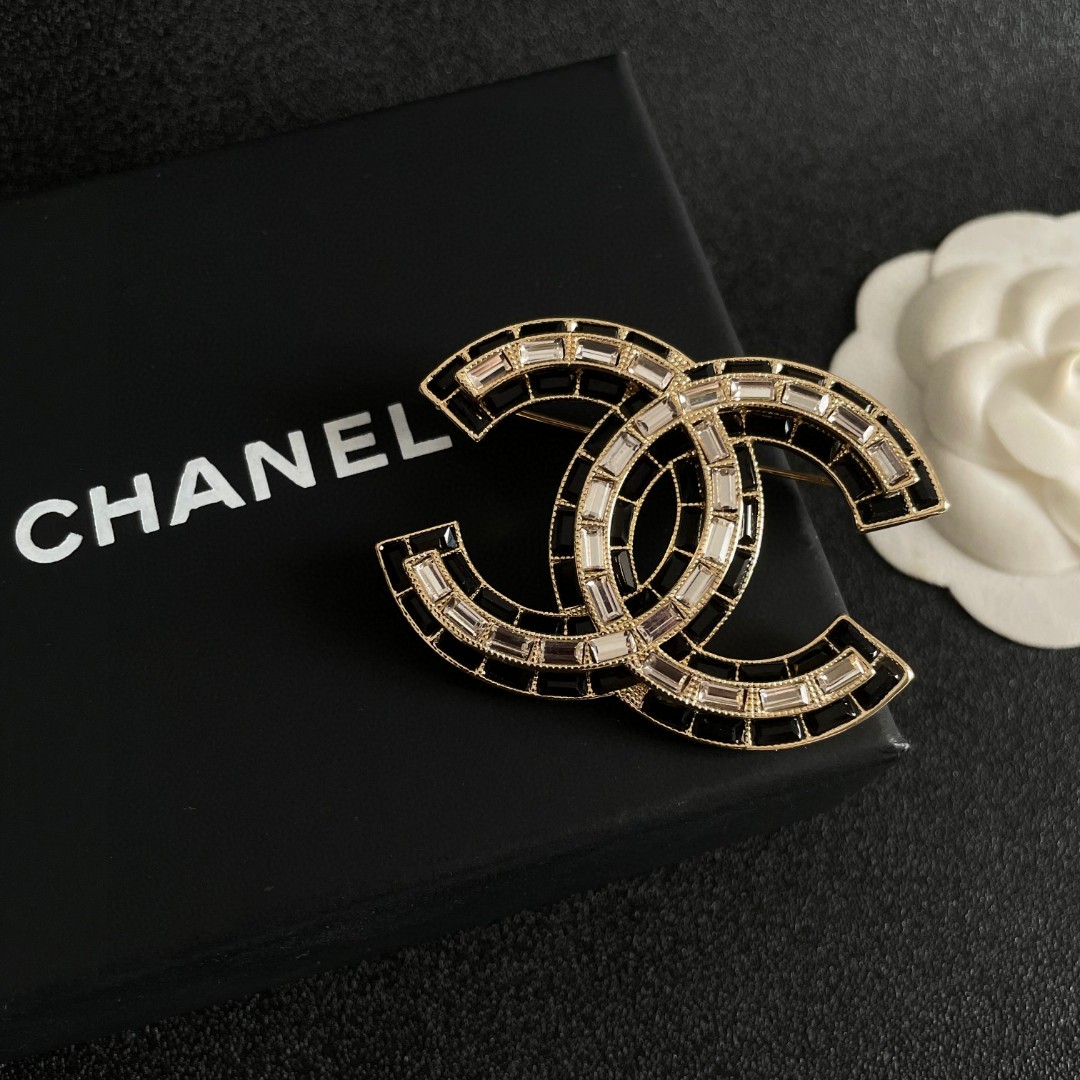 CHANEL🇫🇷小香 专柜新款同步上新香奈儿胸针，是最懂女人的饰物。那些倾注了全部心血去做自己的女人，往