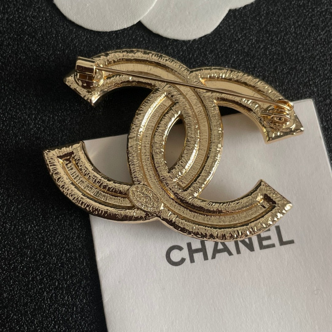 CHANEL🇫🇷小香 专柜新款同步上新香奈儿胸针，是最懂女人的饰物。那些倾注了全部心血去做自己的女人，往