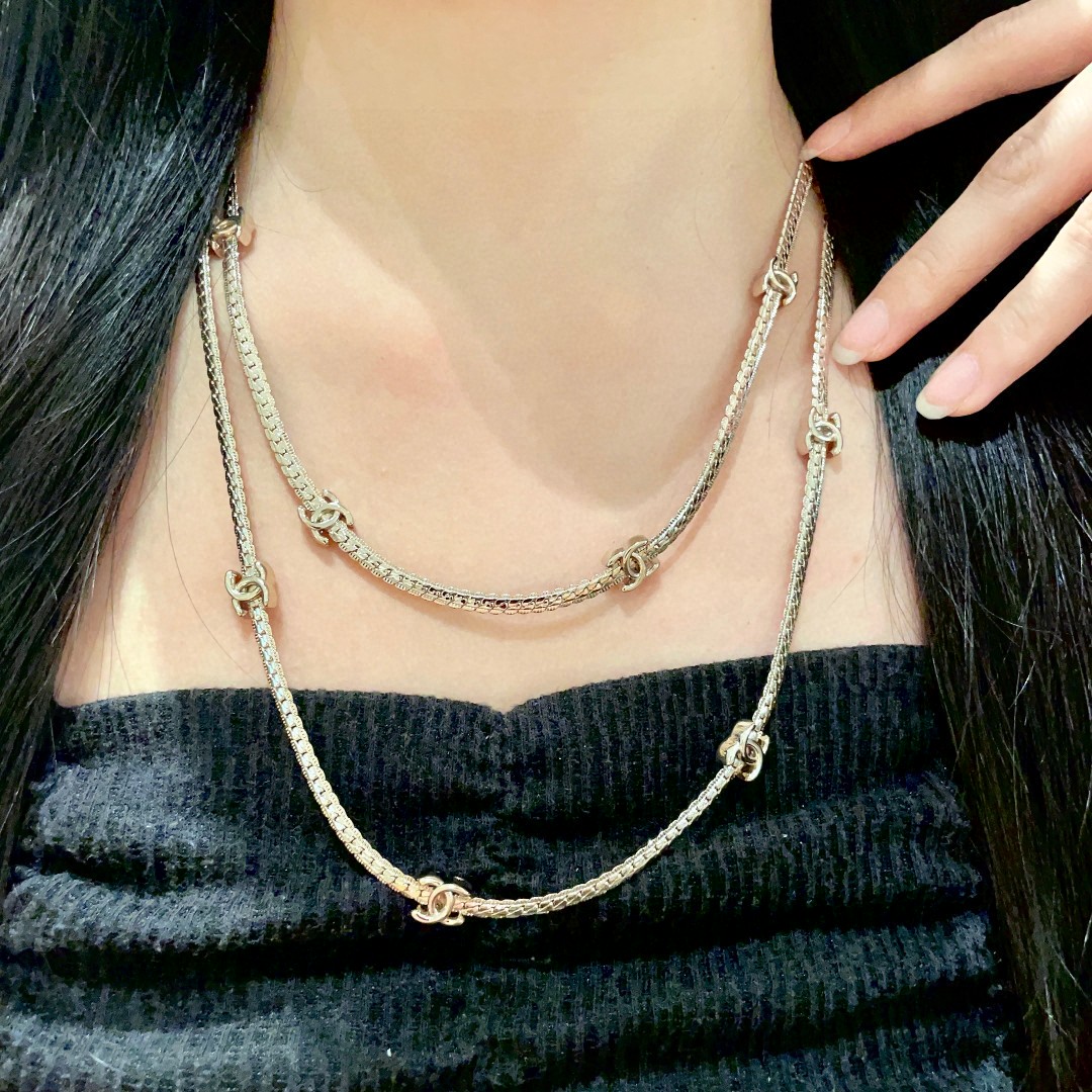  Chanel香奈儿 中古 字母项链👀小香家的款式真心无需多介绍😘🎶每一款都超好看，精致大方，非常显气质