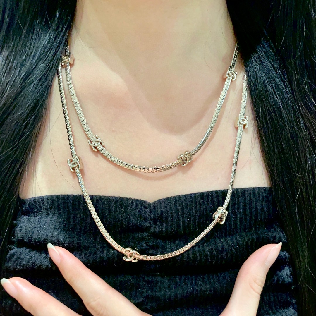 Chanel香奈儿 中古 字母项链👀小香家的款式真心无需多介绍😘🎶每一款都超好看，精致大方，非常显气质