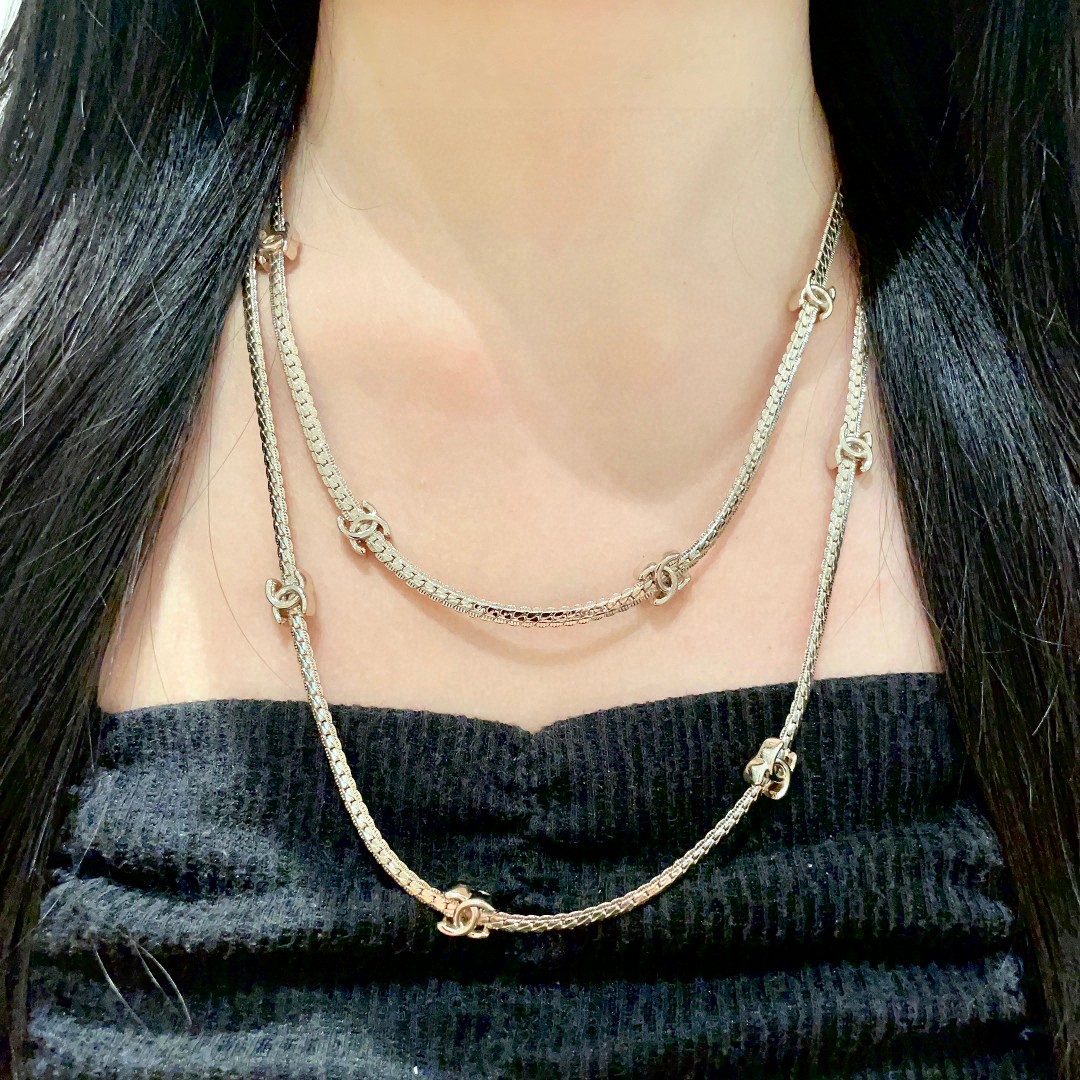  Chanel香奈儿 中古 字母项链👀小香家的款式真心无需多介绍😘🎶每一款都超好看，精致大方，非常显气质