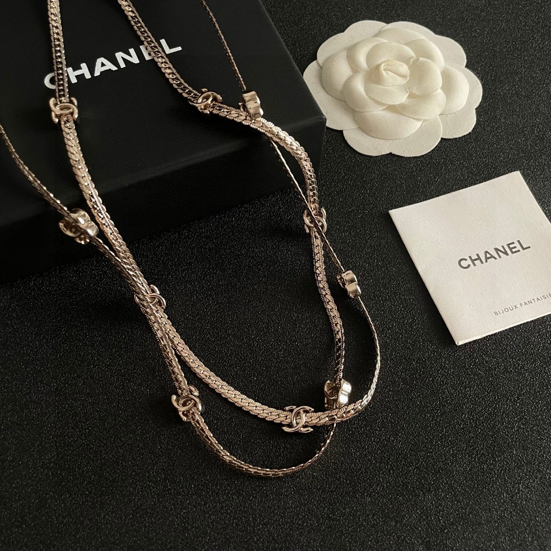  Chanel香奈儿 中古 字母项链👀小香家的款式真心无需多介绍😘🎶每一款都超好看，精致大方，非常显气质