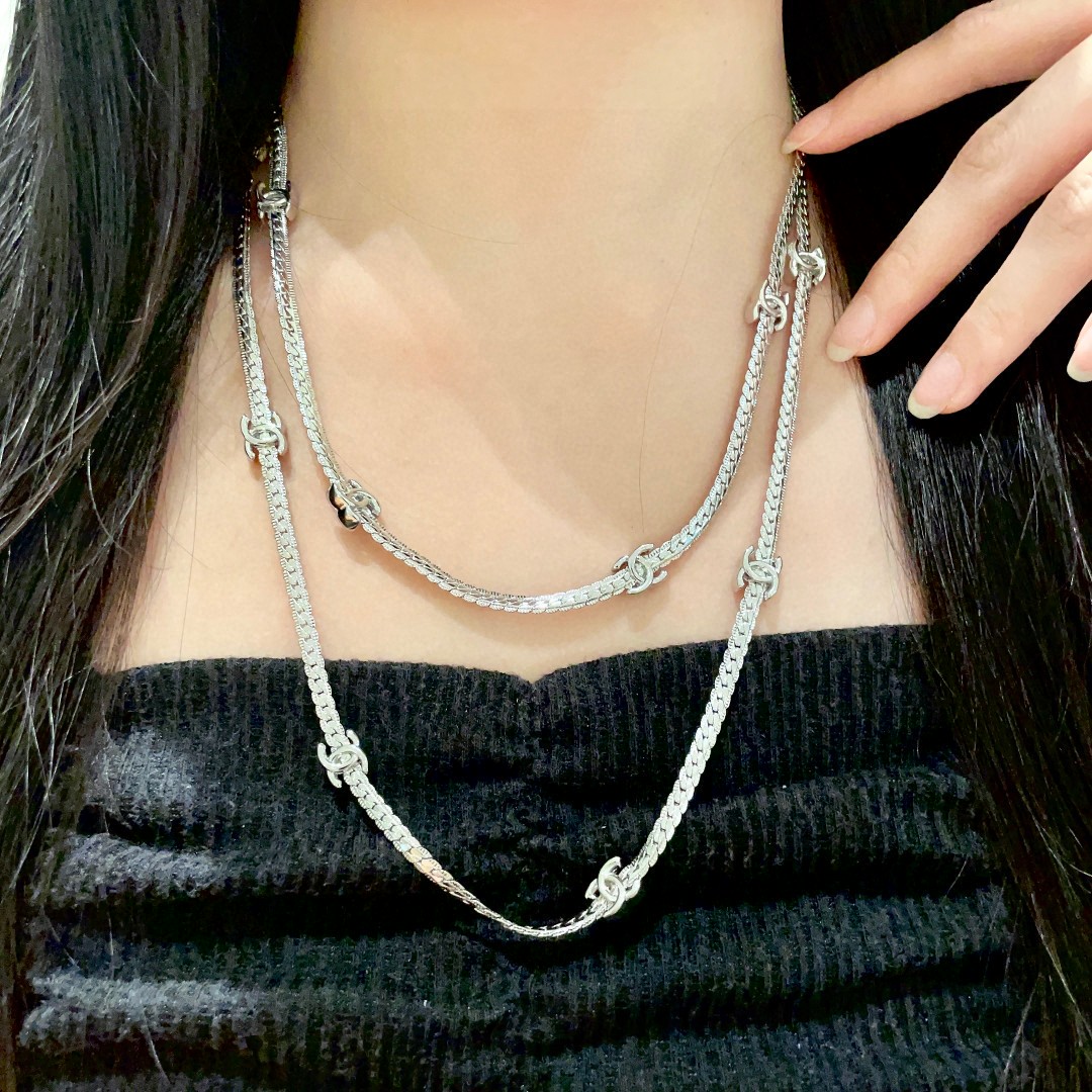  Chanel香奈儿 中古 字母项链👀小香家的款式真心无需多介绍😘🎶每一款都超好看，精致大方，非常显气质