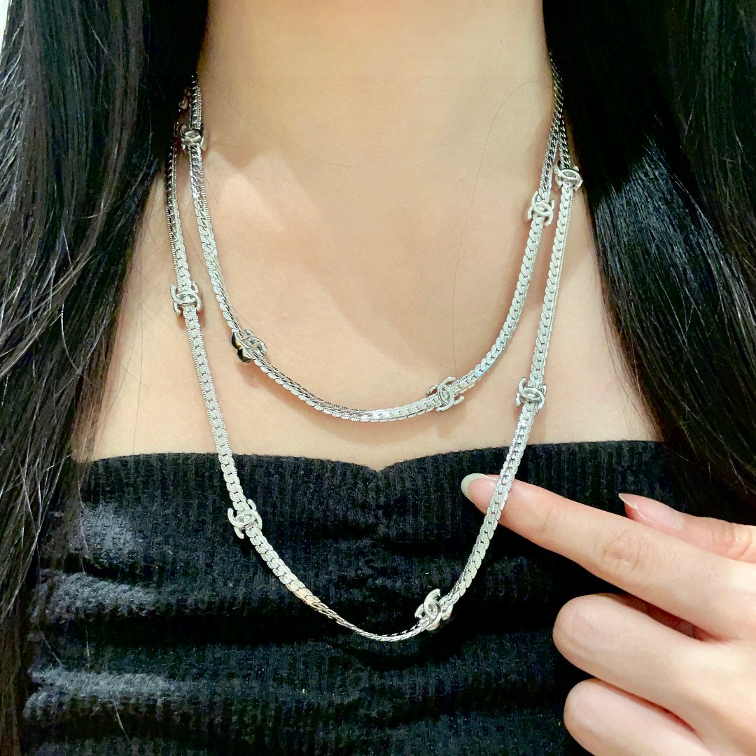  Chanel香奈儿 中古 字母项链👀小香家的款式真心无需多介绍😘🎶每一款都超好看，精致大方，非常显气质