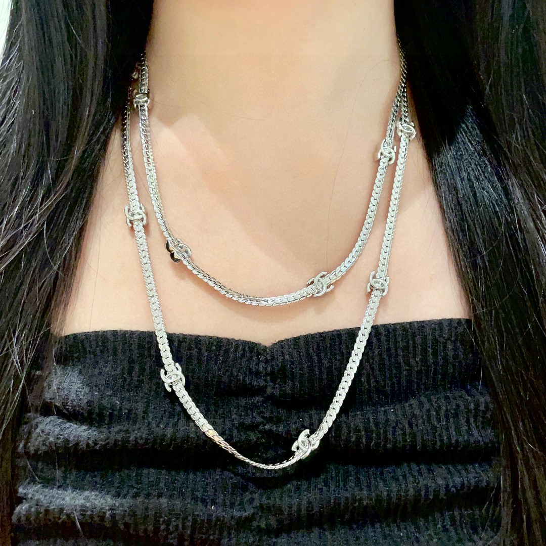  Chanel香奈儿 中古 字母项链👀小香家的款式真心无需多介绍😘🎶每一款都超好看，精致大方，非常显气质