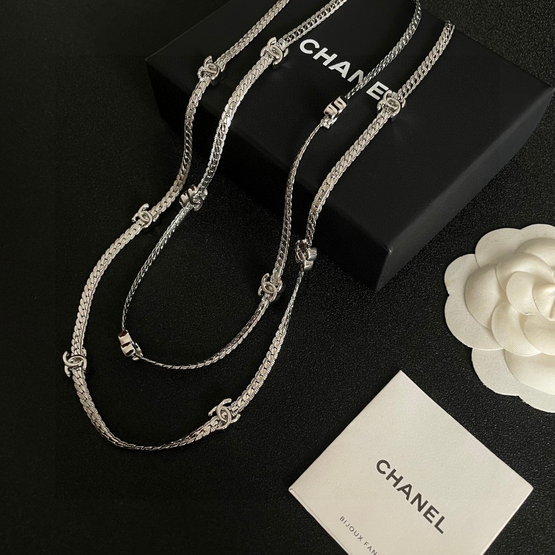  Chanel香奈儿 中古 字母项链👀小香家的款式真心无需多介绍😘🎶每一款都超好看，精致大方，非常显气质