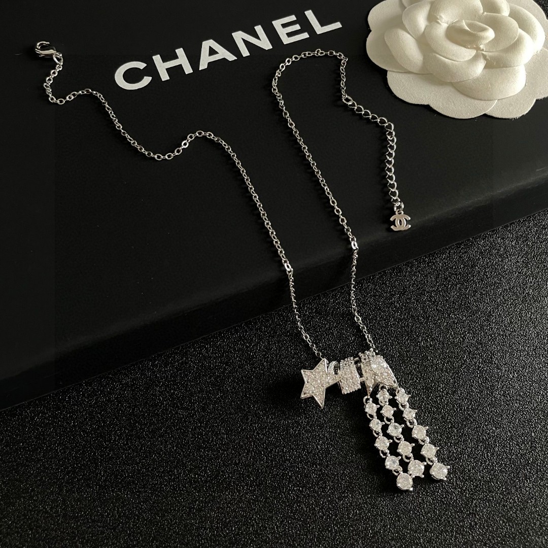  Chanel香奈儿 中古 字母项链👀小香家的款式真心无需多介绍😘🎶每一款都超好看，精致大方，非常显气质