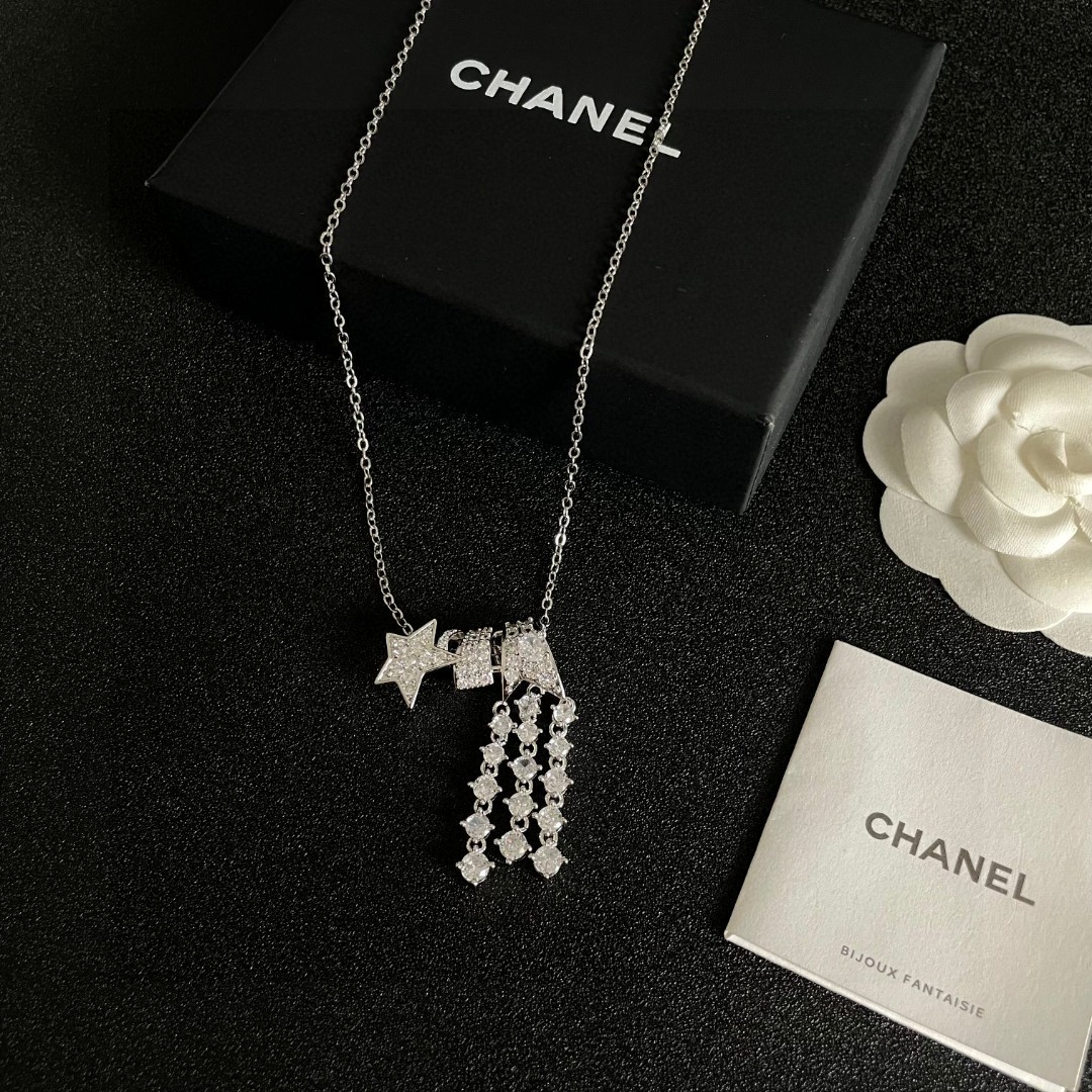  Chanel香奈儿 中古 字母项链👀小香家的款式真心无需多介绍😘🎶每一款都超好看，精致大方，非常显气质