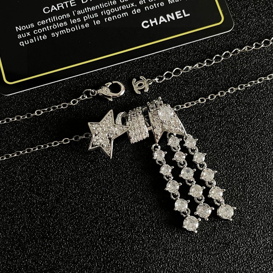  Chanel香奈儿 中古 字母项链👀小香家的款式真心无需多介绍😘🎶每一款都超好看，精致大方，非常显气质