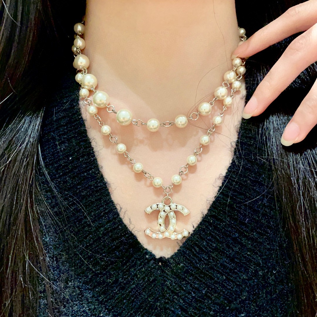 Chanel香奈儿 中古 字母项链👀小香家的款式真心无需多介绍😘🎶每一款都超好看，精致大方，非常显气质