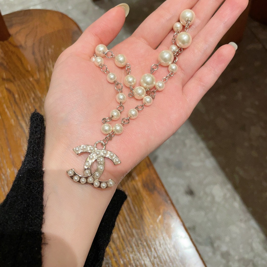  Chanel香奈儿 中古 字母项链👀小香家的款式真心无需多介绍😘🎶每一款都超好看，精致大方，非常显气质