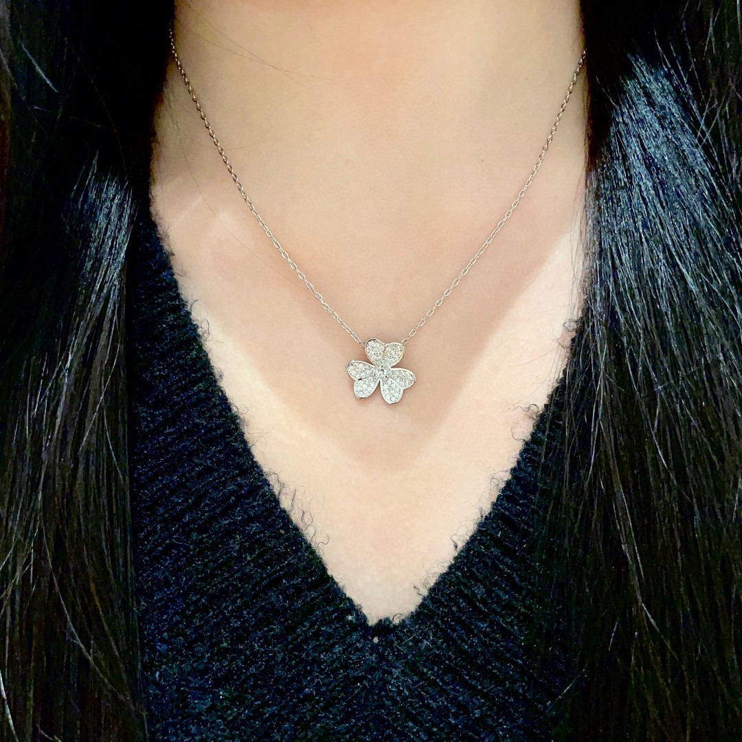  VanCleefArPels【花朵】Alhambra吊坠雾里看花 其设计独特，隽永典雅 项链百搭 经典