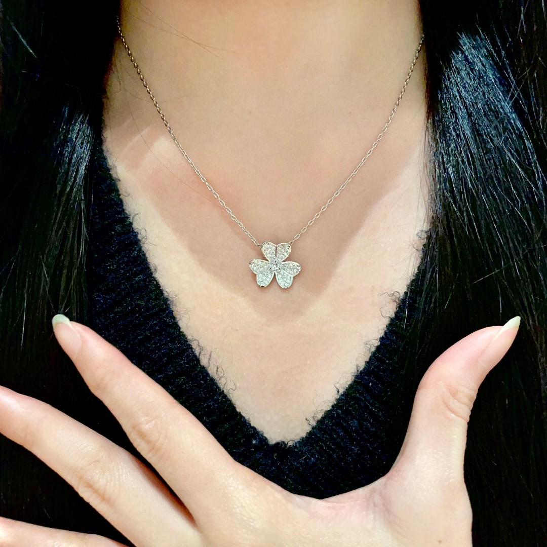  VanCleefArPels【花朵】Alhambra吊坠雾里看花 其设计独特，隽永典雅 项链百搭 经典