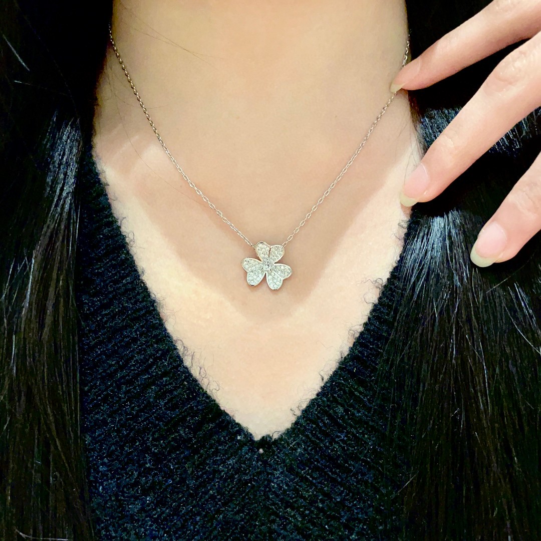  VanCleefArPels【花朵】Alhambra吊坠雾里看花 其设计独特，隽永典雅 项链百搭 经典