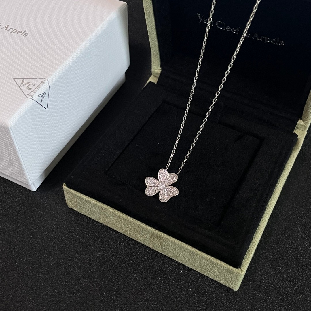  VanCleefArPels【花朵】Alhambra吊坠雾里看花 其设计独特，隽永典雅 项链百搭 经典