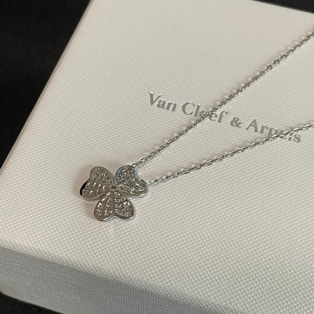  VanCleefArPels【花朵】Alhambra吊坠雾里看花 其设计独特，隽永典雅 项链百搭 经典