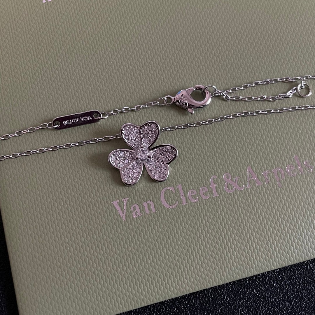  VanCleefArPels【花朵】Alhambra吊坠雾里看花 其设计独特，隽永典雅 项链百搭 经典