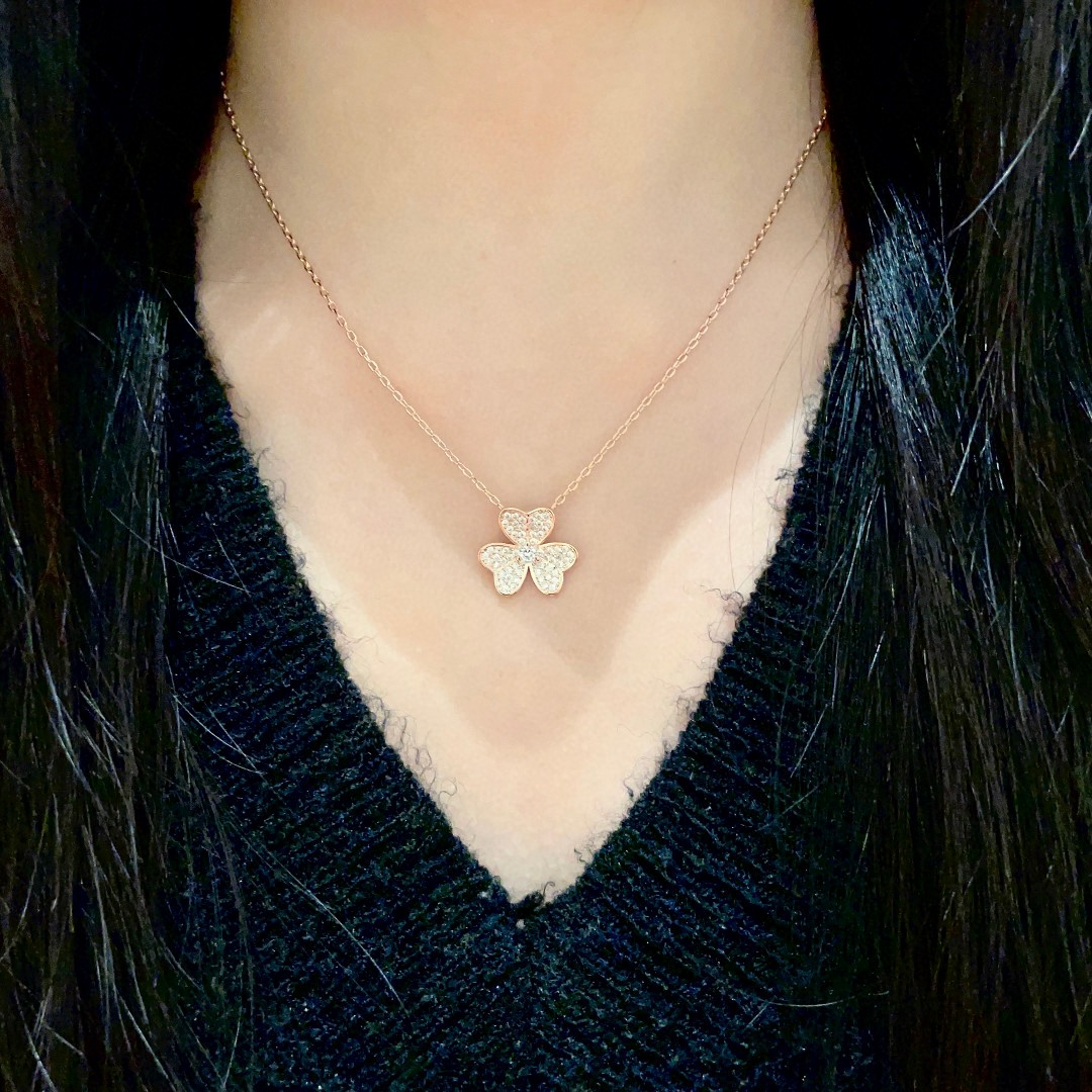  VanCleefArPels【花朵】Alhambra吊坠雾里看花 其设计独特，隽永典雅 项链百搭 经典