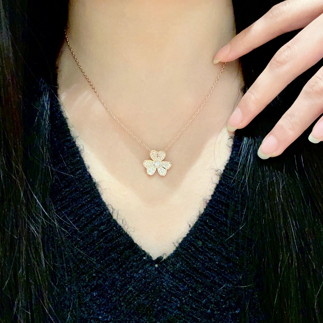  VanCleefArPels【花朵】Alhambra吊坠雾里看花 其设计独特，隽永典雅 项链百搭 经典