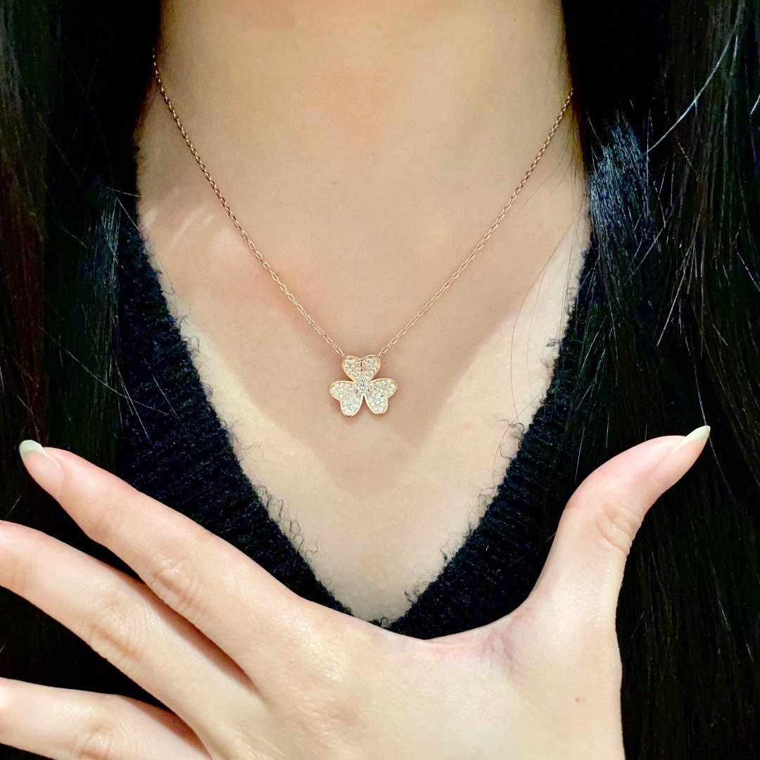  VanCleefArPels【花朵】Alhambra吊坠雾里看花 其设计独特，隽永典雅 项链百搭 经典