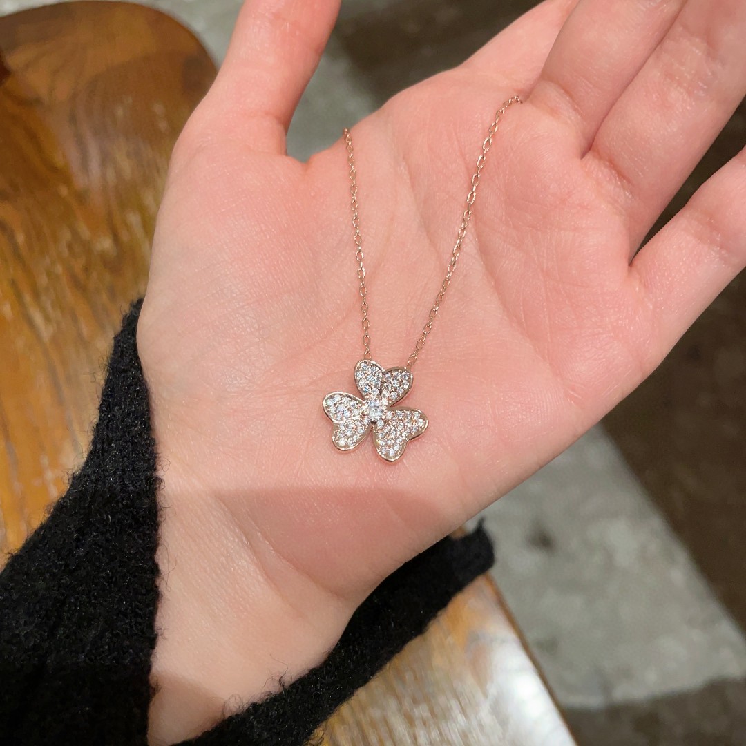  VanCleefArPels【花朵】Alhambra吊坠雾里看花 其设计独特，隽永典雅 项链百搭 经典