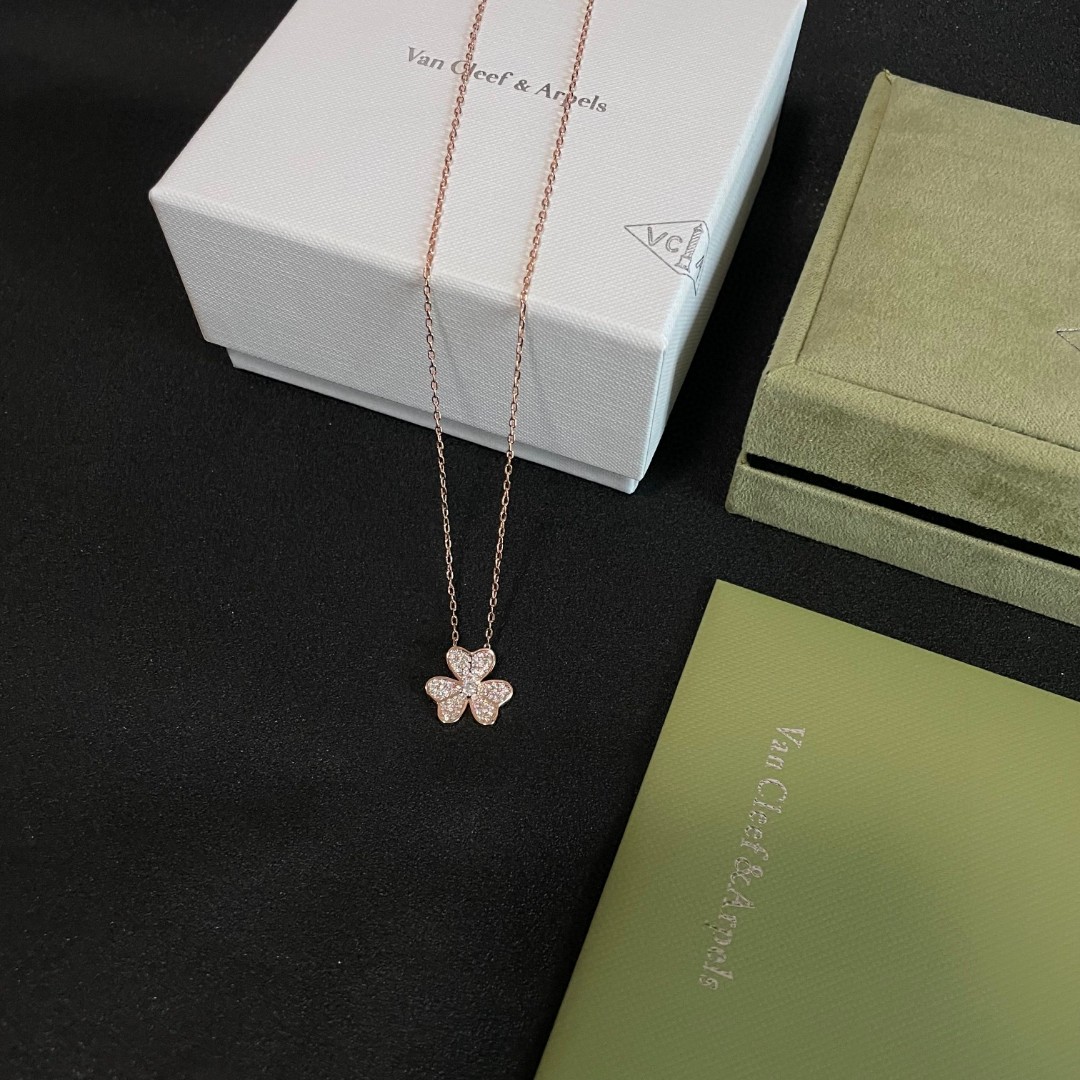  VanCleefArPels【花朵】Alhambra吊坠雾里看花 其设计独特，隽永典雅 项链百搭 经典