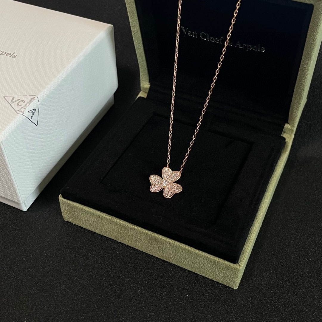  VanCleefArPels【花朵】Alhambra吊坠雾里看花 其设计独特，隽永典雅 项链百搭 经典