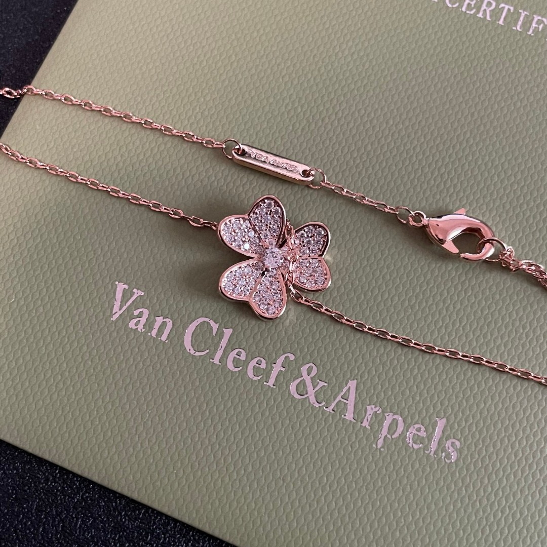  VanCleefArPels【花朵】Alhambra吊坠雾里看花 其设计独特，隽永典雅 项链百搭 经典