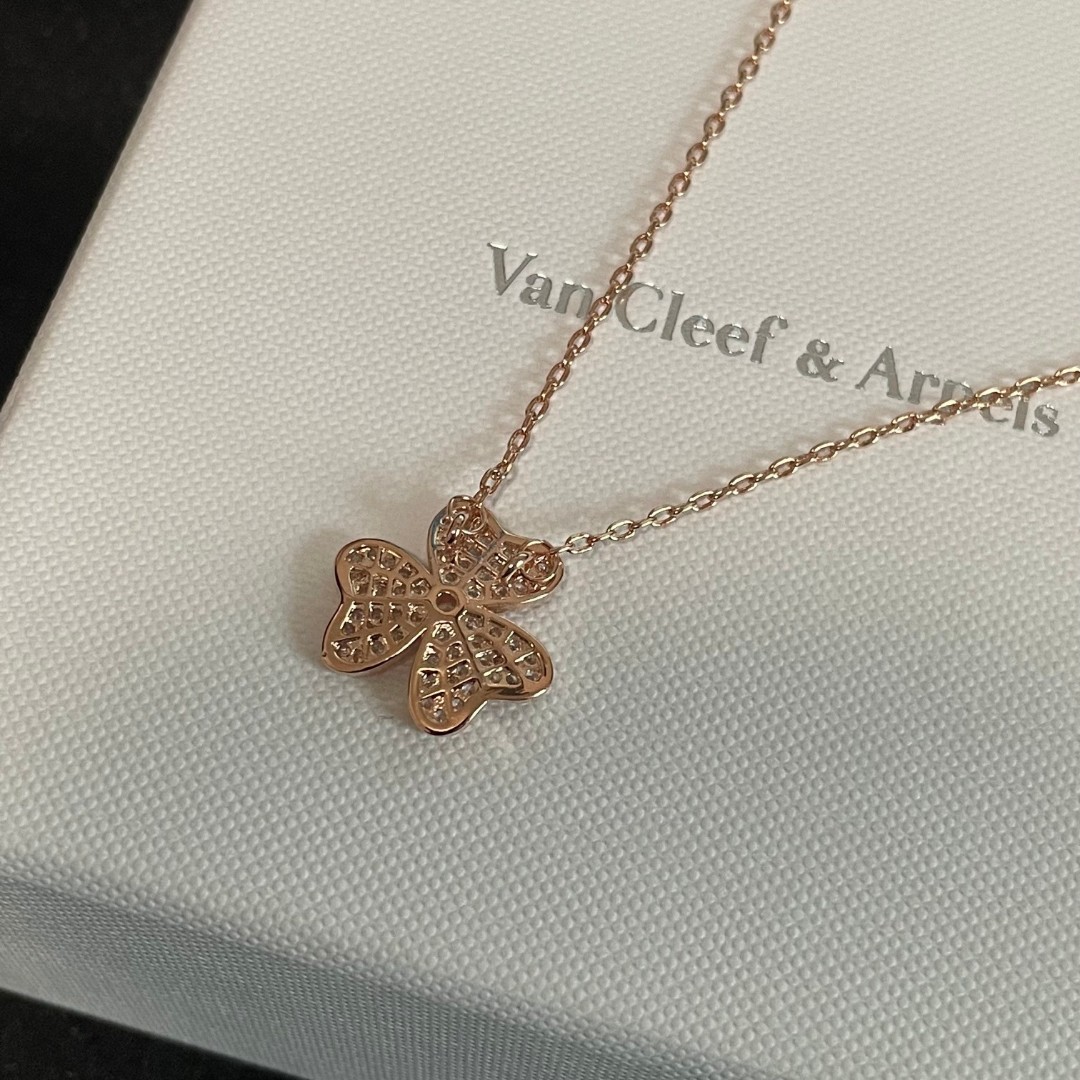  VanCleefArPels【花朵】Alhambra吊坠雾里看花 其设计独特，隽永典雅 项链百搭 经典