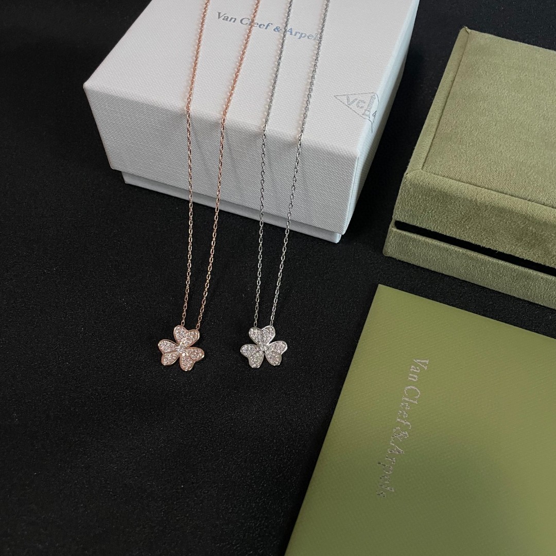  VanCleefArPels【花朵】Alhambra吊坠雾里看花 其设计独特，隽永典雅 项链百搭 经典