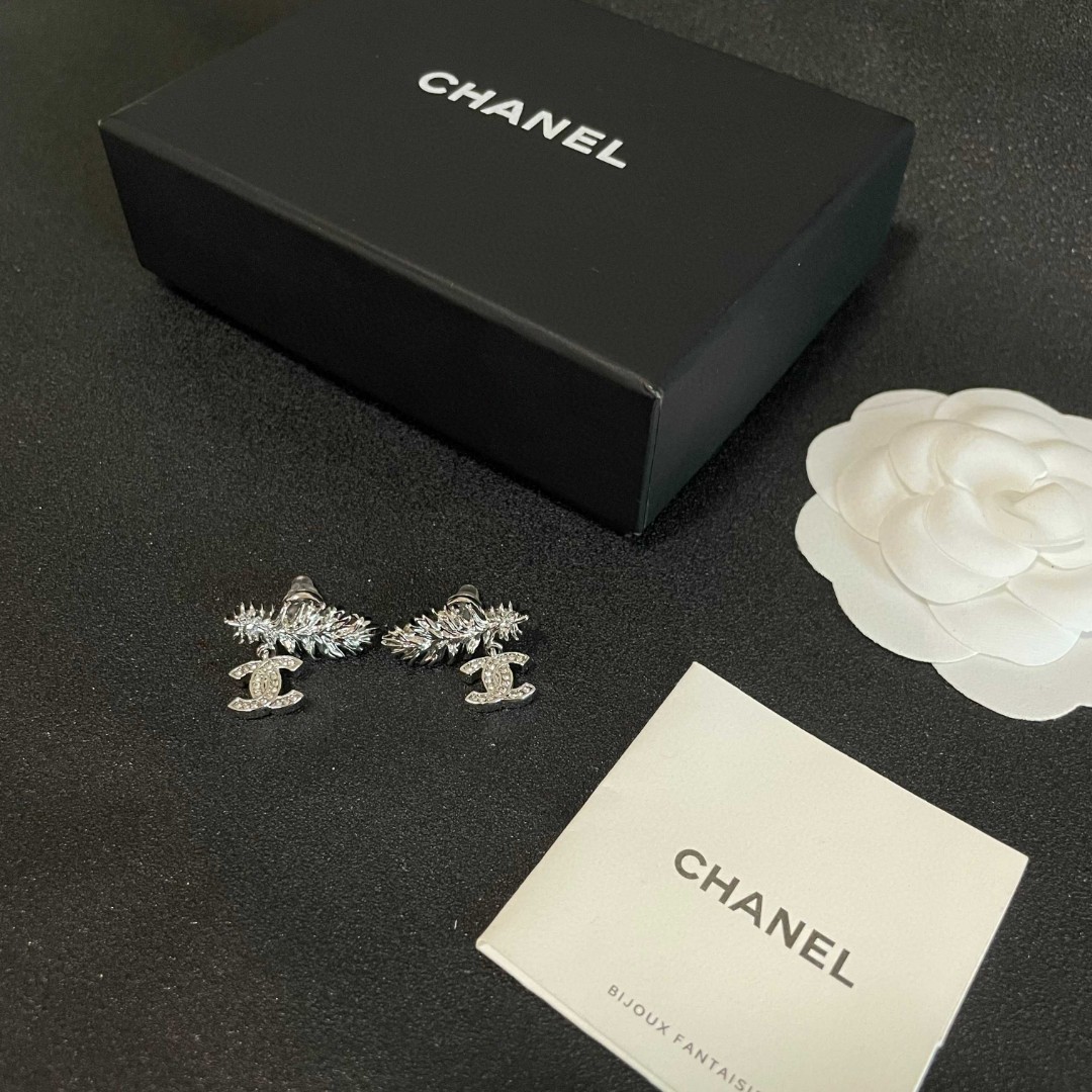  Chanel香奈儿 中古 双C耳钉👀原版复刻logo 小香家的款式真心无需多介绍😘🎶每一款都超好看，精